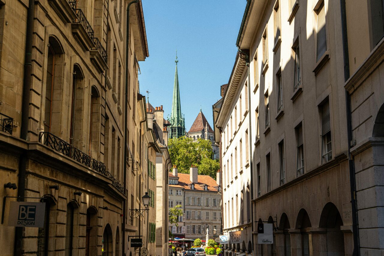 Ruelle de la Vieille-Ville de Genève offrant une vue sur la cathédrale