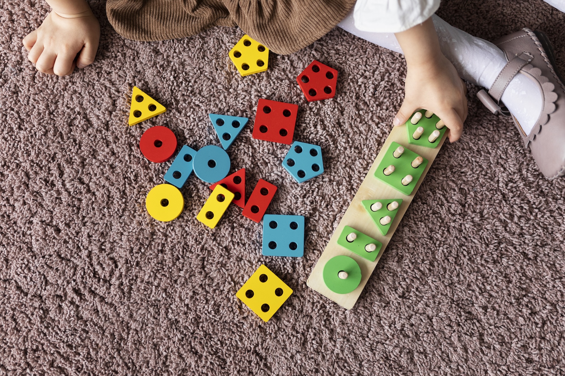 Jeu éducatif pour enfants dans une ludothèque