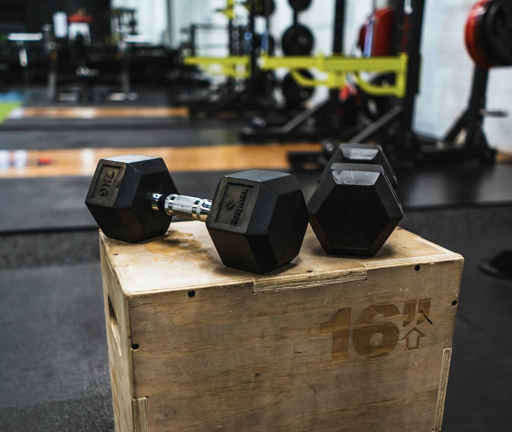 Image d'haltères sur une box dans une salle de crossfit