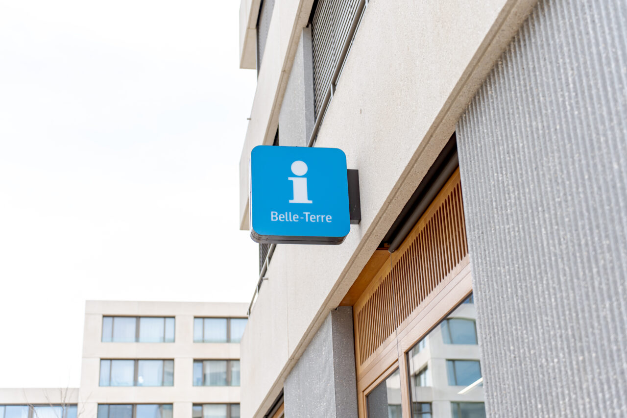 Panneau information Belle-Terre sur le mur de la régie immobilière “comptoir immobilier” 