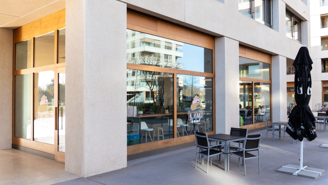 Image d’une terrasse de restaurant dans le quartier de belle terre 