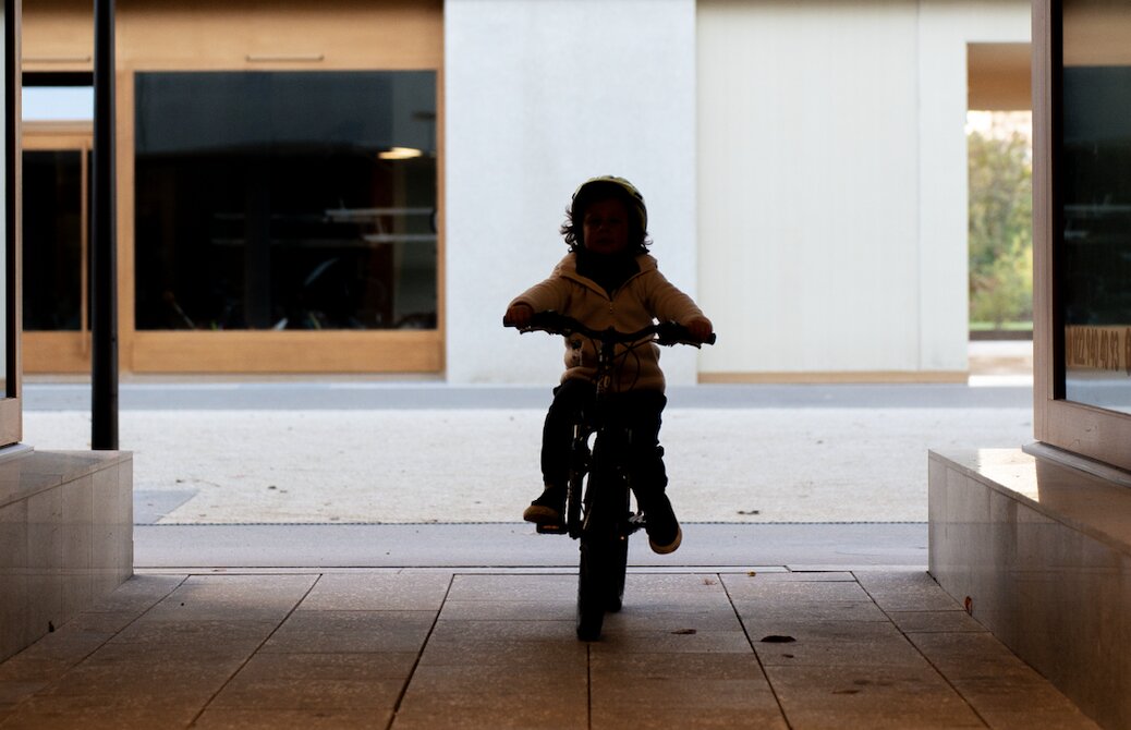 Jeune enfant à vélo dans l'écoquartier de Belle-Terre à Thônex 