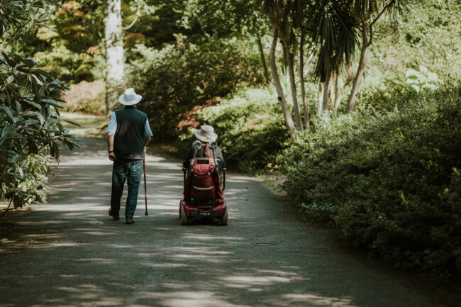 Personnes à mobilité réduite se baladant sur un chemin dans le quartier de Belle-Terre.