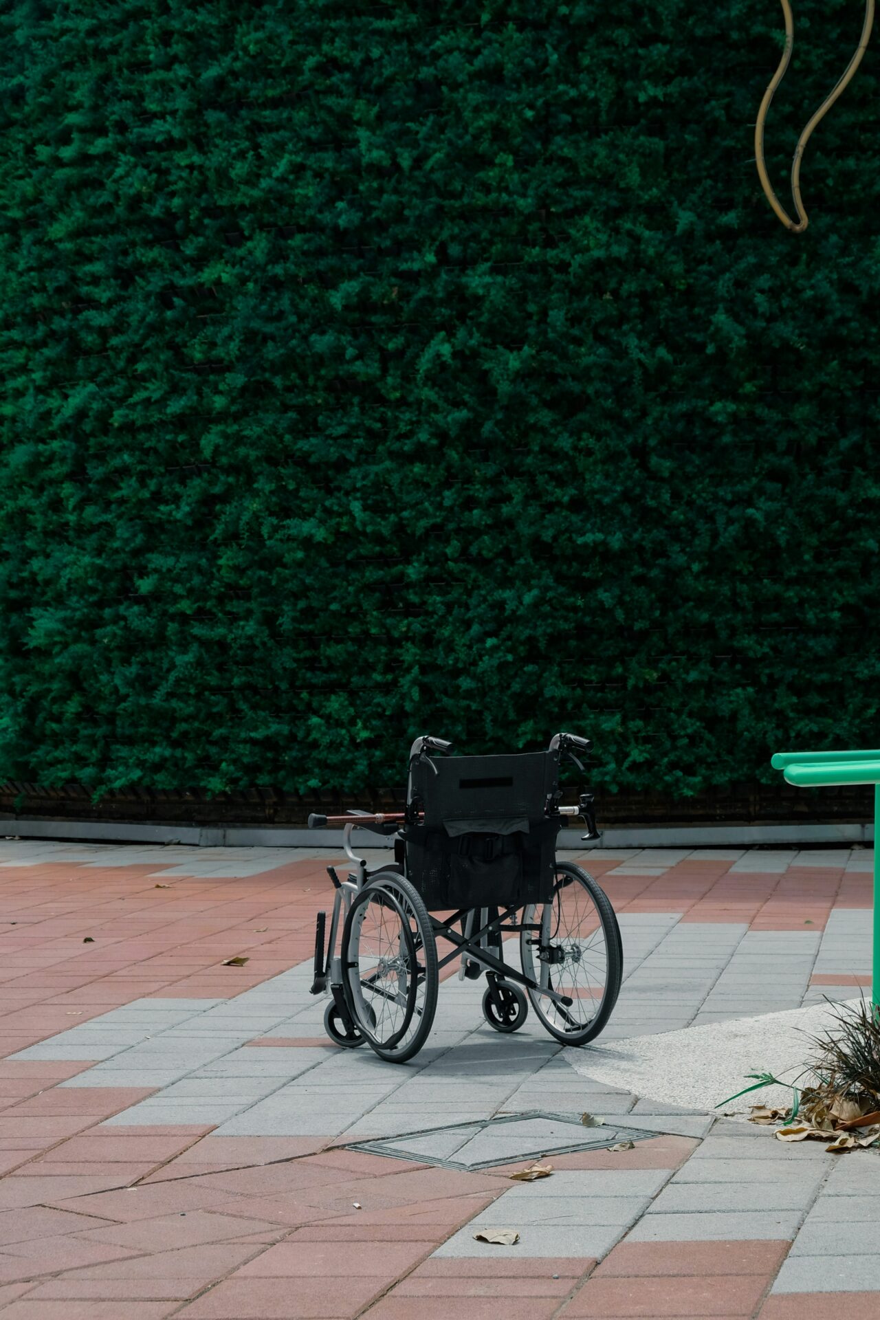Un fauteuil roulant vide dans le quartier de Belle-Terre.